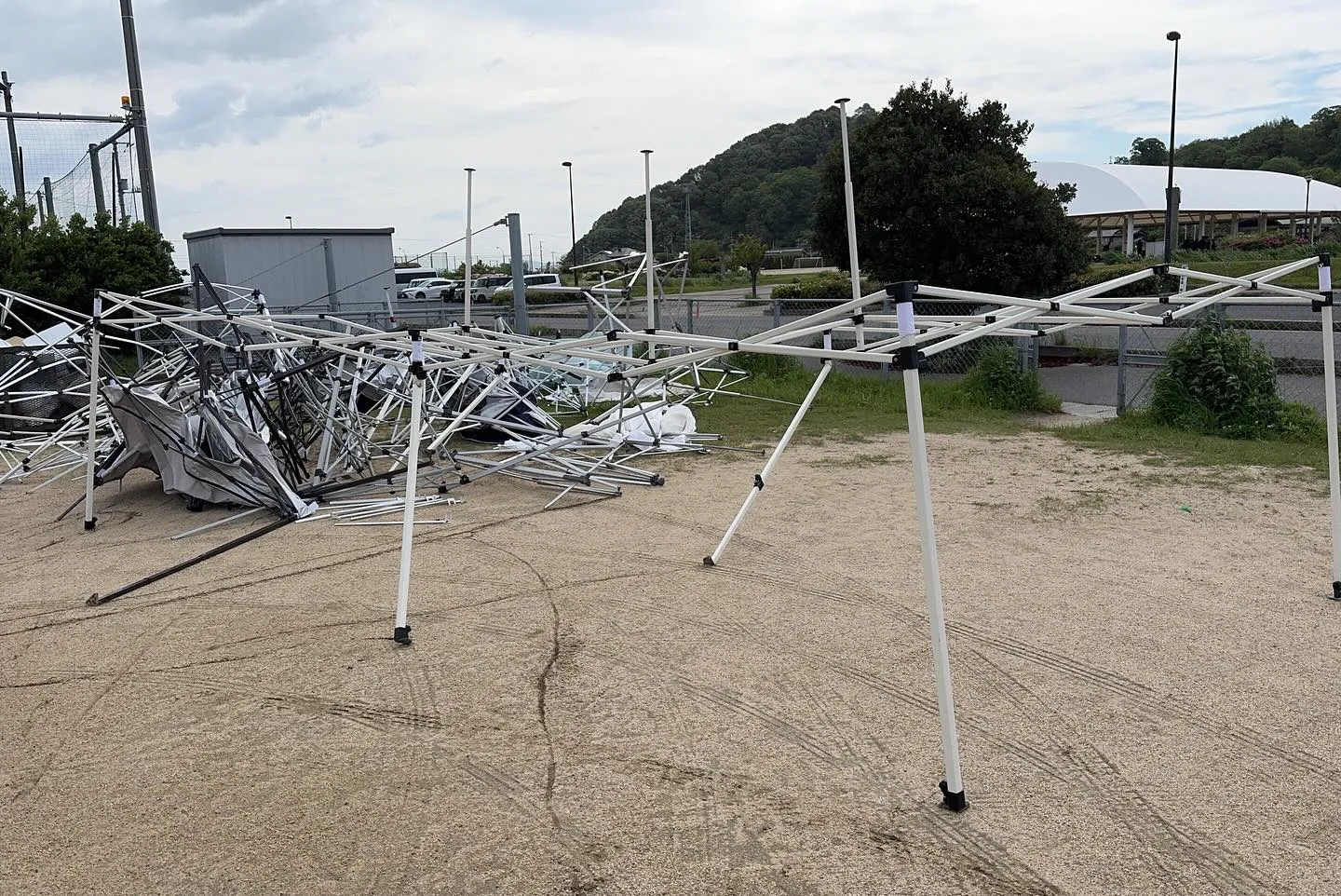 岡山3days 最終日前夜の豪風で私のテントも含め設営のテン...