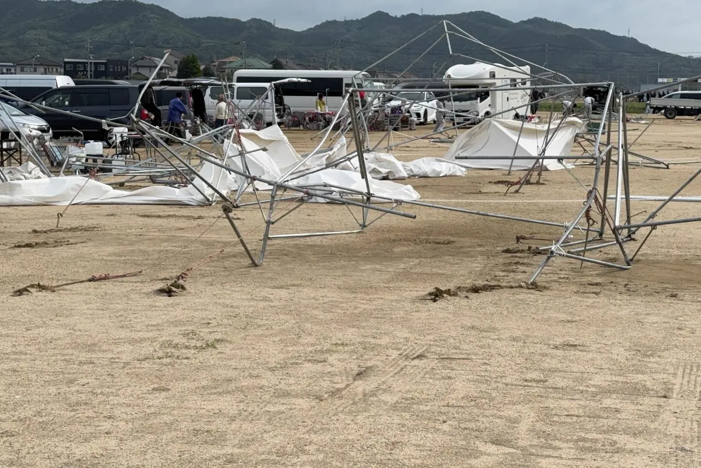 岡山3days 最終日前夜の豪風で私のテントも含め設営のテン...